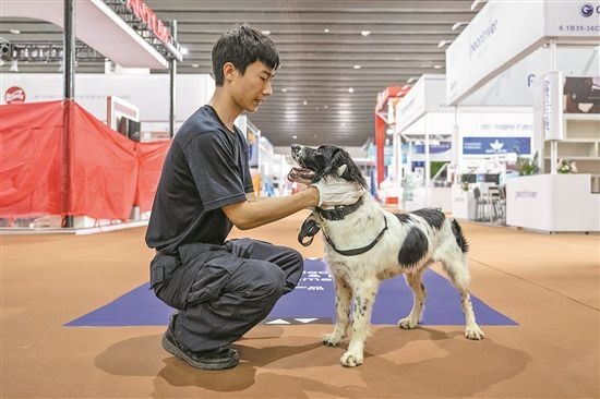 特警车盯梢