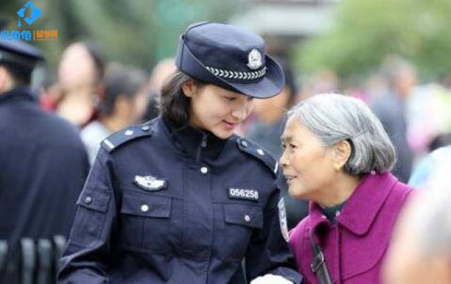 哈尔滨警花执勤与游客合影走红