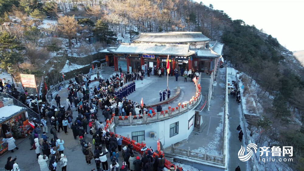 万余游客夜爬泰山迎新年第一缕阳光