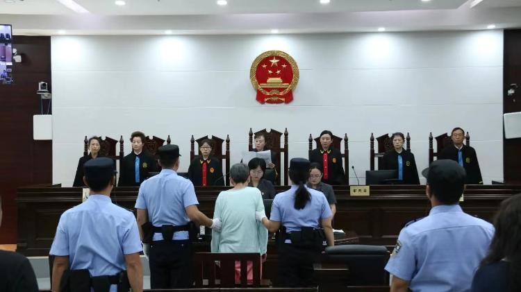 杨妞花收到余华英死刑终审裁定书