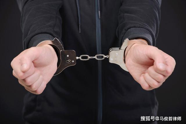 3男子用磁铁作弊抓娃娃构成盗窃