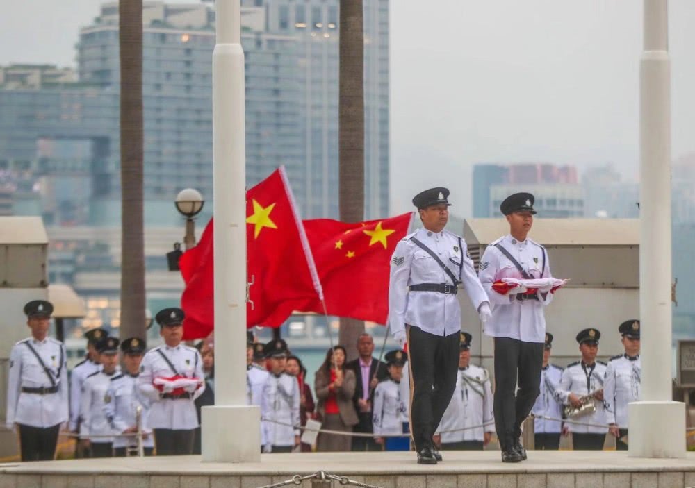 五星红旗与澳门区旗一同升起的相关视频可以在各大视频网站或社交媒体平台上找到。五星红旗是中国的国旗，代表着国家的尊严和荣誉。澳门特别行政区区旗则是澳门特别行政区的象征，代表着澳门的历史和文化。两者一同升起，象征着澳门作为中国的特别行政区，与祖国紧密相连，共同繁荣发展。在相关视频中，可以看到五星红旗和澳门区旗在澳门的上空高高飘扬，彰显着国家的统一和繁荣。