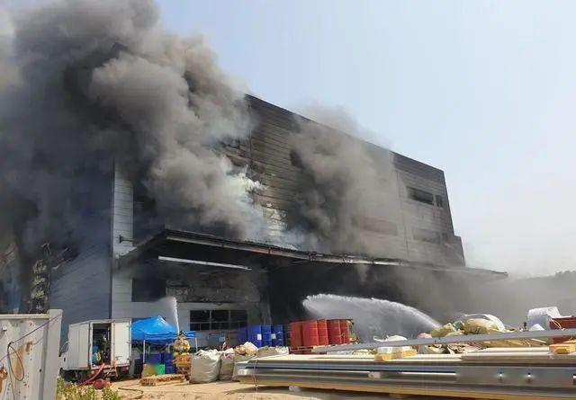 是的，韩国京畿道有一商业楼发生了火灾。，据韩国消防部门报道，这起火灾发生在当地时间2023年6月，具体地点是京畿道富川市的一处商业大楼。火灾迅速蔓延，产生了大量浓烟，给当地的消防部门带来了巨大的挑战。经过紧急救援，火势最终被控制并扑灭。关于火灾的具体原因和人员伤亡情况，需要关注官方媒体的后续报道。，面对火灾等突发情况，我们应该加强安全防范意识，及时关注相关预警信息，确保自身安全。