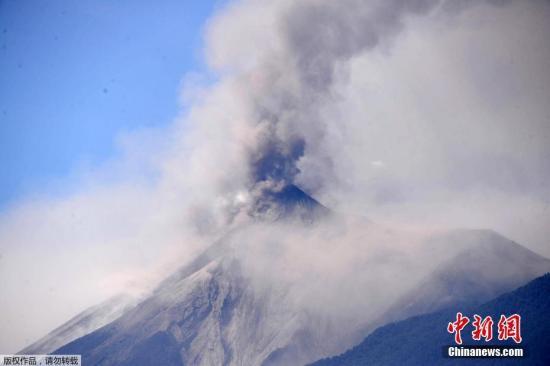 日本火山喷发灰柱高达3400米