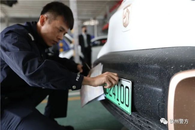 男子拿可乐砸向熊猫被警方带走