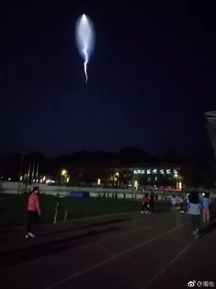 银川夜空不明飞行物